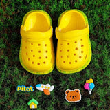Sandália tipo Crocs com pin e antiderrapante - Mais segurança para o seu filho